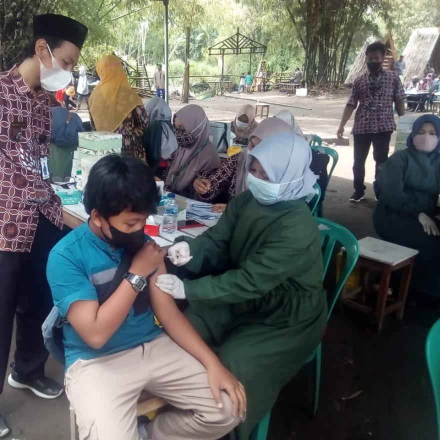 Lurah Pleret Tinjau Vaksinasi Anak Usia 6 - 11 Tahun